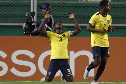 Justin Cuero (i) marcó el gol con el que Ecuador está igualando ante Uruguay