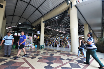 En el Mercado Central de Guayaquil puede encontrar desde platos típicos hasta juguetes.