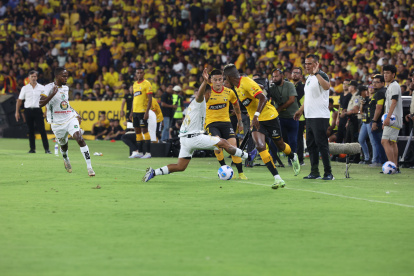 Christian Ortiz, volante de Barcelona, intenta generar juego ante el Mushuc Runa.