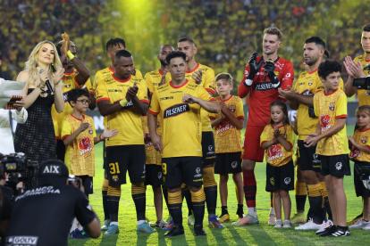 Matías Oyola (c), excapitán de Barcelona que se retiró anoche del fútbol profesional, es aplaudido por los jugadores del conjunto canario en la tradicional Noche Amarilla, donde el Ídolo presentó su plantilla.