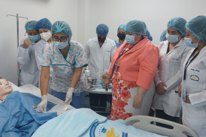 Los estudiantes de enfermería realizando sus prácticas con el acompañamiento de simuladores.