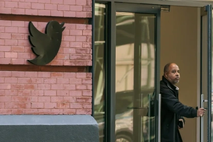 Empresa. Una persona sale de la oficina de Twitter en Nueva York, compañía donde también hubo cese.