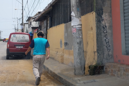 Las personas deben caminar por las calles porque las veredas están ocupadas por postes mal ubicados.