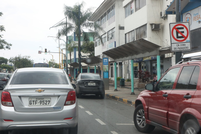 Los carros se estacionan a esperar a pasajeros y obstaculizan la circulación.