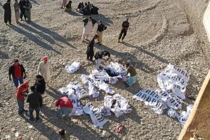 Una imagen del accidente de autobús en Pakistán.