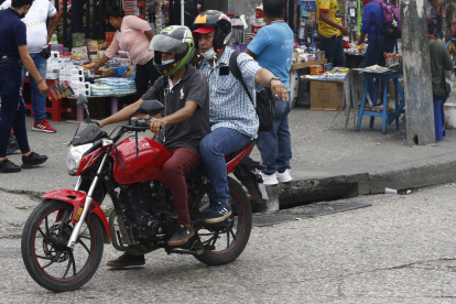 Por todos lados de la ciudad y a todas horas circulan dos personas en moto.