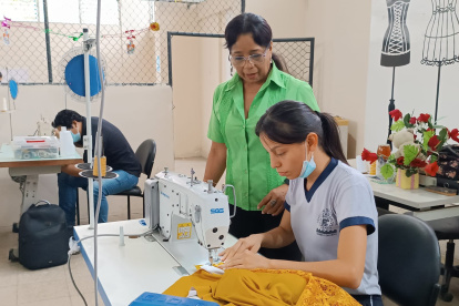 Los estudiantes se involucran en la industria de la confección.