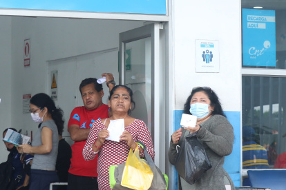 Reclamos. Un grupo de personas que van a Atención al Cliente de CNT a quejarse por diversos casos.
