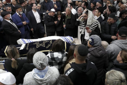 Funeral por un matrimonio muerto en la sinagoga de Neve Yaakov.