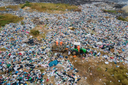 El botadero de desechos continúa a cielo abierto en el cantón Playas y origina problemas de contaminación para sus habitantes, por la proliferación de moscas y roedores.