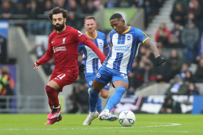 Pervis Estupiñán (d) dio la asistencia para el gol del triunfo del Brighton sobre Liverpool por la Copa de Inglaterra.