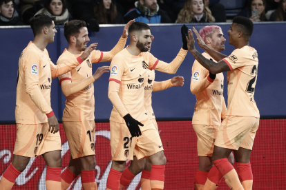 Los jugadores del Atlético de Madrid celebran el tanto conseguido por Saúl.
