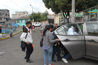 Estacionados. Hay filas de al menos 12 carros que esperan su turno para transportar a los usuarios que poco a poco llegan a la parada central.