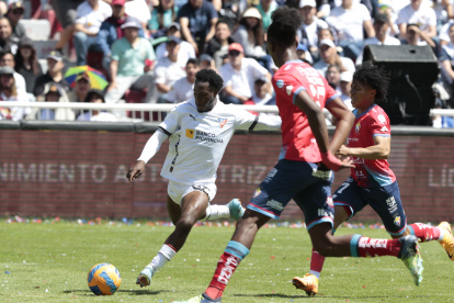 Liga de Quito tuvo su primer examen con sus aficionados enfrentando a El Nacional. Jhojan Julio (i) marcó el tanto de los universitarios que perdieron por 2-1.