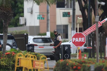 Los asesinatos se registraron en el interior de esta urbanización. Tres cadáveres quedaron afuera la casa y dos dentro