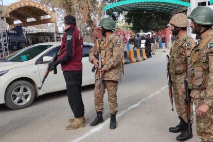 El ejército de Pakistán hace guardia cerca de la mezquita en Peshawar.