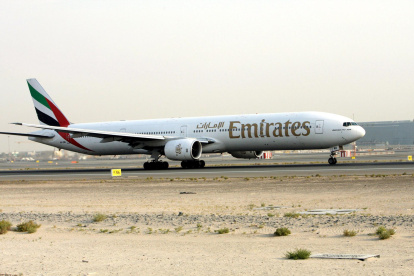 Un avión de fabricación estadounidense Boeing 777-300ER, perteneciente a la aerolínea Emirates de Dubai.