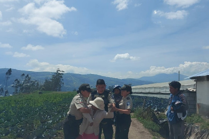 Momento en que la madre agresora fue detenida por la policía.