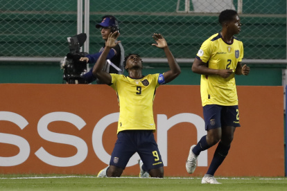 Justin Cuero (i), delantero de la Tri sub-20, que espera vencer a Brasil.