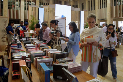 Cartagena. Varias personas compran libros de los escritores que participaron en el evento de la literatura universal Hay Festival.