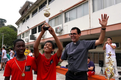 Ganadores. Jugadores de la parroquia Santa Rosa de Lima festejan.