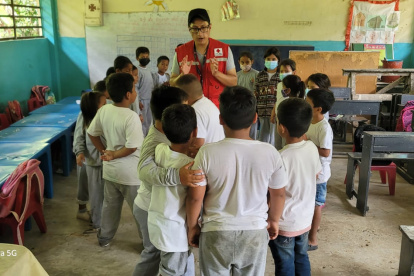 Visita. Un voluntario lidera una actividad con un grupo de alumnos de un plantel rural de la provincia del Guayas.
