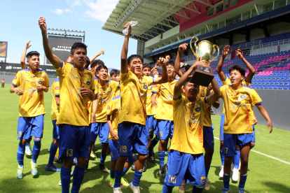 Los jugadores del Mejía dieron la tradicional vuelta olímpica en la cancha del Independiente del Valle.