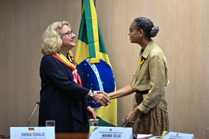 La ministra de Medio Ambiente y Cambio Climático de Brasil, Marina Silva (d), y la ministra federal de Cooperación Económica y Desarrollo de Alemania, Svenja Schulze, se saludan durante una rueda de prensa hoy, en Brasilia (Brasil). Alemania ofreció este lunes a Brasil 35 millones de euros (38,1 millones de dólares) para su uso inmediato en acciones de emergencia en la protección de la Amazonía y de las comunidades indígenas que viven en la selva.La ayuda fue anunciada durante un encuentro entre la ministra de Cooperación Económica y Desarrollo de Alemania, Svenja Schulze, y la titular de Medio Ambiente de Brasil, Marina Silva, previa a la visita de este lunes del canciller alemán, Olaf Scholz, al país suramericano. EFE/ Andre Borges