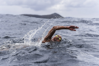 Fotografía cedida por la Organización PEW en la que se ve a la nadadora Barbara Hernández durante su hazaña de atravesar las frías aguas de Magallanes, por lo que obtuvo un récord Guinness al nadar 3 millas náuticas (5.500 mts) el 27 de febrero de 2022, en Cabo de Hornos (Chile). EFE/ Organización Pew