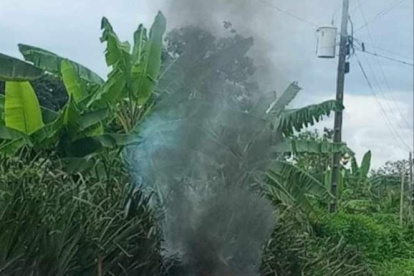 Manabí. La moto en la que iban los sicarios fue incinerada en la vía.