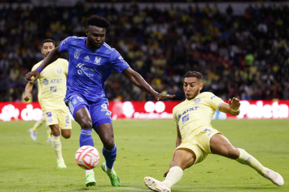 Jordy Caicedo (i), tras un 2022 muy irregular, se presta a jugar el primer partido con su nuevo equipo, en Turquía.