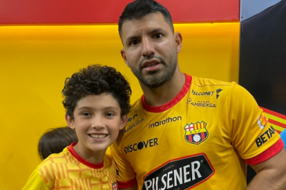 Daniel Fernández, hincha canario, junto a Sergio Agüero, antes de salir al campo de juego.