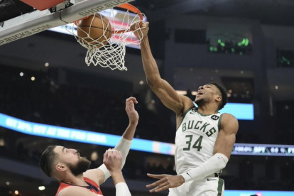Giannis Antetokounmpo lideró la victoria de los Bucks ante Pelicans.