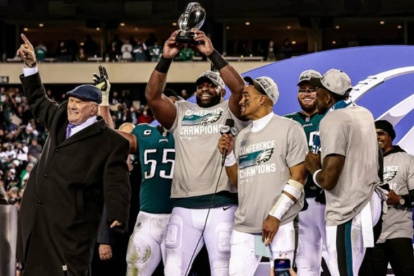 Los Philadelphia Eagles se consagraron como campeones de la Conferencia Nacional venciendo a los San Francisco 49ers por marcador de 31-7.