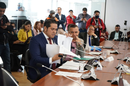 Comparecencia. El correísta Ronny Aleaga dijo que con Leonardo Cortázar, que aparece a su lado en la foto de la piscina, no tiene relación alguna.