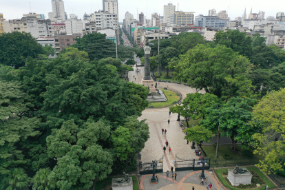 La presencia de delincuentes, expendedores de drogas y el trabajo sexual se ha tomado este emblemático parque.
LA PRESENCIA DE INDIGENTES, PROSTITUTAS Y DELINCUENTES HACE QUE LOS TURISTAS NO RECORRAN EL SECTOR DE LA CIUDAD |