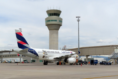VISTA DEL AVIÓN DE LA COMPAÑÍA AÉREA |