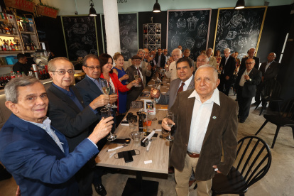 Los exalumnos  aguirrenses alzaron sus copas para brindar por esa amistad que perdura..