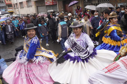 Un grupo de cholitas, las emblemáticas mujeres aimaras bolivianas, bailan ritmos tradicionales del carnaval de Bolivia hoy, en un acto para iniciar la época precarnavalera en La Paz (Bolivia). EFE/Javier Mamani