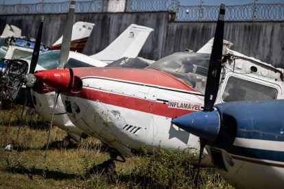 Fotografía de una avioneta confiscada por autoridades brasileñas este martes 31 de enero , en el patio de la Policía Federal en Boa Vista (Brasil). Las autoridades de Brasil asestaron este martes su primer golpe contra la minería ilegal en tierras indígenas confiscando decenas de avionetas usadas por los buscadores de oro, que han sido acusados de causar la crisis humanitaria que afecta a los yanomamis. EFE/ Raphael Alves