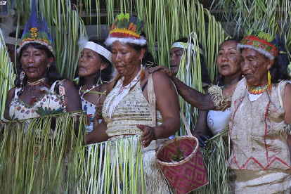 Indígenas de la etnia Uitoto bailan durante una ceremonia, el 26 de enero de 2023, en La Chorrera (Colombia). Indígenas del departamento colombiano del Amazonas que sufrieron la barbarie desatada por la codicia de la bonanza cauchera y la del conflicto armado interno, reviven sus danzas para recuperar su cultura y borrar las huellas de un trágico pasado que casi los lleva al exterminio. EFE/ Juan Diego López