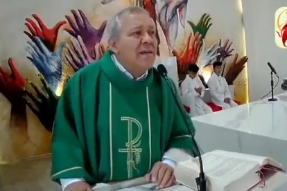 Captura de pantalla del video del sacerdote Marcos Matamoros, de una parroquia cuencana.