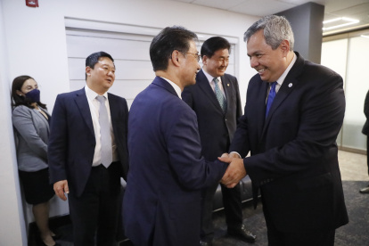 El presidente del Banco Centroamericano de Integración Económica (BCIE), Dante Mossi (d), saluda al diputado coreano Dong Soo, Yoo, durante una reunión EFE hoy, en Tegucigalpa (Honduras). Corea del Sur apoya a Centroamérica en diferentes proyectos de desarrollo, pero también quiere enfocar su voluntad y cooperación en combatir la pobreza en la región. Así lo dijo a EFE el diputado coreano Dong Soo, Yoo, quien integra una misión de cuatro representantes del legislativo de su país que el lunes concluyó una visita a Honduras, donde se reunieron con autoridades del Banco Centroamericano de Integración Económica (BCIE) encabezadas por su presidente, Dante Mossi; el titular del Parlamento, Luis Redondo, y la ministra de Turismo, Yadira Gómez. EFE/ Gustavo Amador