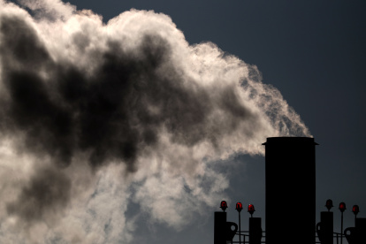 Una columna de humo emerge de una chimenea , en una fotografía de archivo.EFE/ Maxim Shipenkov