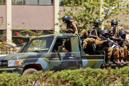 El gobernador instó a la población a colaborar más con las Fuerzas de Defensa y Seguridad