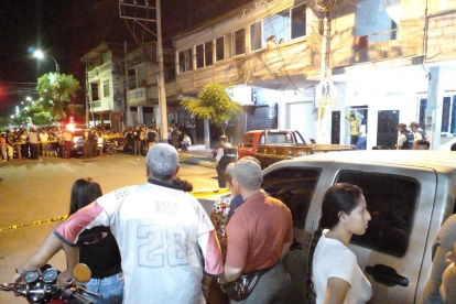 Daule. Un grupo de personas observa desde lejos los incidentes posteriores del ataque criminal en una barbería de este cantón.