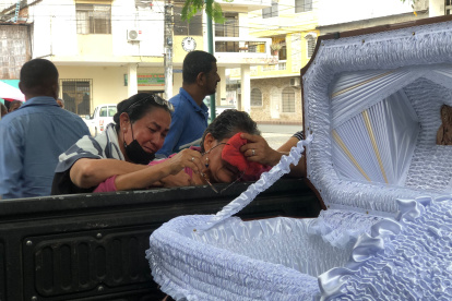 Puebloviejo. Lorenza Franco llora desconsoladamente la muerte de su hijo.