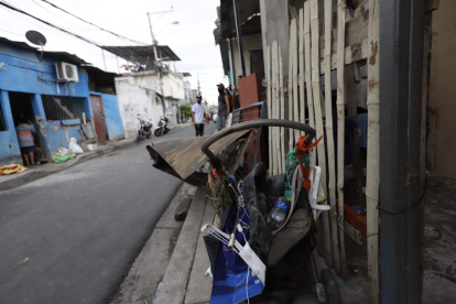 Fuera del domicilio son visibles los daños provocados por el estallido.