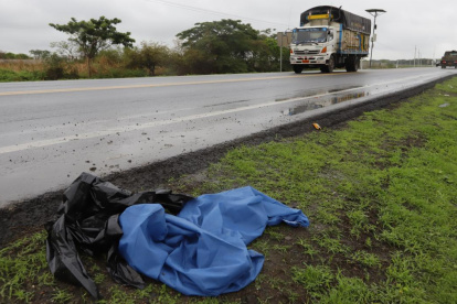 Las fundas que cubrían el cuerpo encontrado en Durán seguían en el sitio horas después