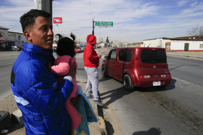 Migrantes venezolanos permanecen en las cercanías del Río Bravo, el 31 de enero de 2023, en Ciudad Juárez, Chihuahua (México). El arribo de niños migrantes no acompañados ha vuelto a sorprender este inicio de año a la frontera norte de México, donde autoridades han encontrado grupos de decenas de menores de edad en medio de las restricciones migratorias de Estados Unidos.